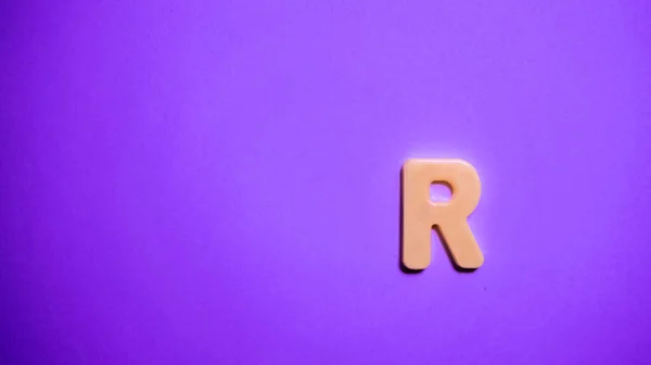 Pembe arkaplandaki anguilla alfabesinin harfi