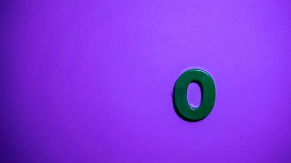 Pembe arkaplandaki anguilla alfabesinin harfi