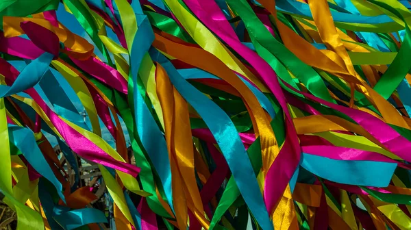 Uzun renkli kurdelelerin rüzgarda savrulduğu neşeli, renkli bir arka plan..