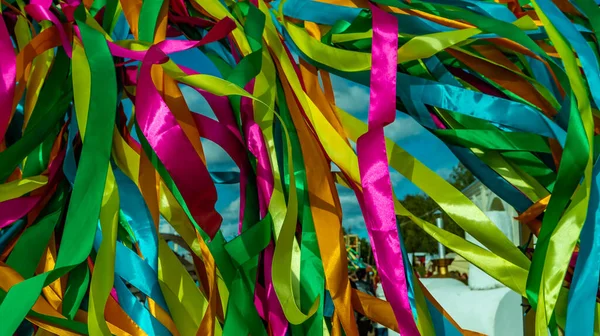 Fundo Colorido Festivo Onde Longas Fitas Multi Coloridas Flutter Vento — Fotografia de Stock