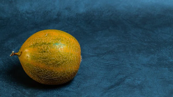 Rijpe Meloen Grijze Achtergrond — Stockfoto