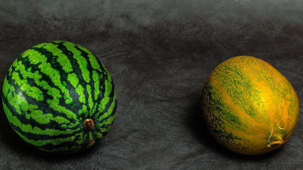 Sandía Madura Con Melón Sobre Fondo Gris — Foto de Stock