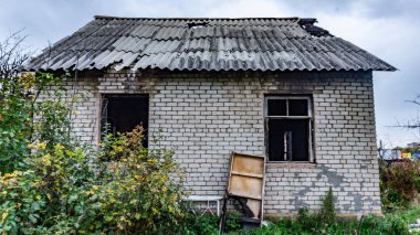 Şehrin içinde yanan ahşap bir ev.