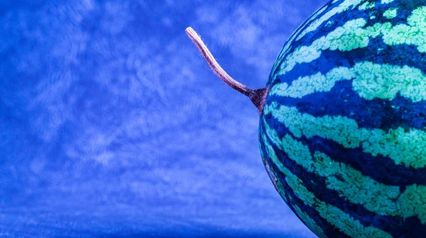 Yarım olgun karpuz, stüdyo çekimi.