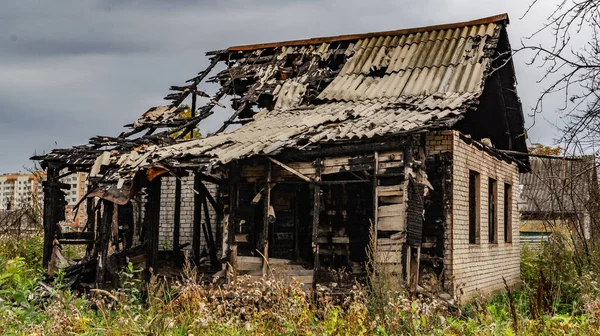 Şehrin içinde yanan ahşap bir ev.