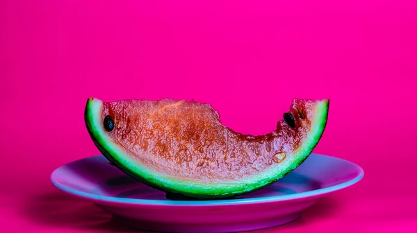 Een Stuk Watermeloen Ligt Een Bord Een Roze Achtergrond — Stockfoto