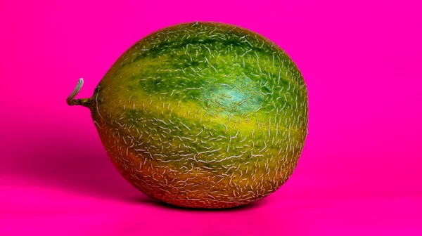 olgun kavun pembe arka planda