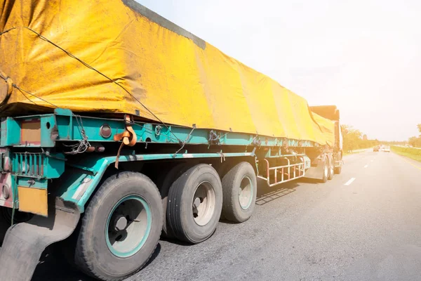 yolda lojistik kargo kamyon ithalat ihracat iş ve endüstriyel kamyonlar . 