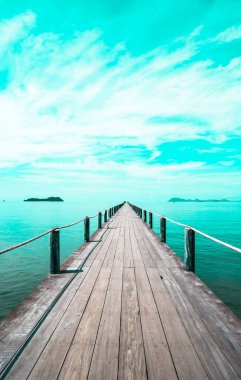 Tropik sahilde mavi denizde ahşap köprü manzara. Vintage tonda, moda, seyahat, yaz, tatil ve tropikal plaj. Manzara yapılmış yaratıcı .