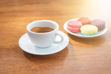 beyaz fincan beyaz macarons kek ahşap tablo .