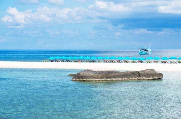 Beautiful Tropical Beach Blue Sea Blue Sky White Sand Beach — стоковое фото