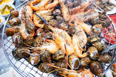 Orangegrilled karides ve kabuklu deniz ürünleri üzerinde kömür sobası, Barbekü deniz ürünleri.