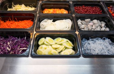 Sağlık için süpermarkette kutusunda çeşitli taze sebze ile portre taze salata barı .