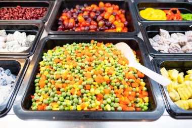 Sağlık için süpermarkette kutusunda çeşitli taze sebze ile portre taze salata barı .