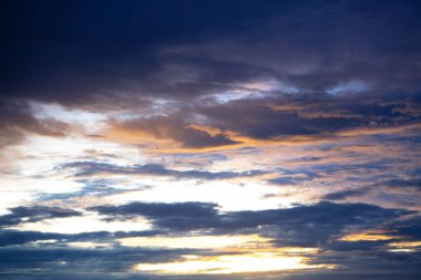   renkli gökyüzü alacakaranlık gökyüzü günbatımı cloudsfor arka plan ile sonra .
