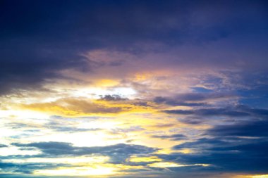   renkli gökyüzü alacakaranlık gökyüzü günbatımı cloudsfor arka plan ile sonra .