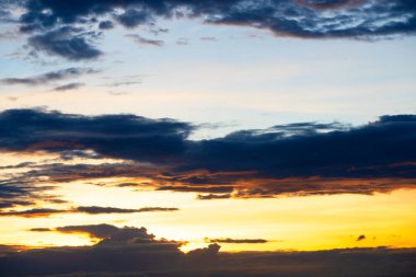   renkli gökyüzü alacakaranlık gökyüzü günbatımı cloudsfor arka plan ile sonra .