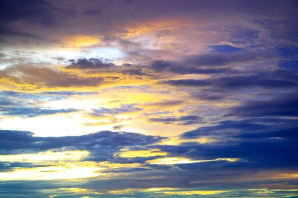   renkli gökyüzü alacakaranlık gökyüzü günbatımı cloudsfor arka plan ile sonra .
