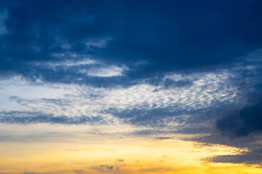   renkli gökyüzü alacakaranlık gökyüzü günbatımı cloudsfor arka plan ile sonra .