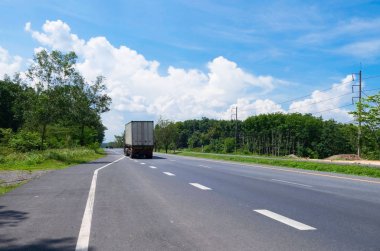 Konteyner kamyon lojistik kargo kamyon yolda .