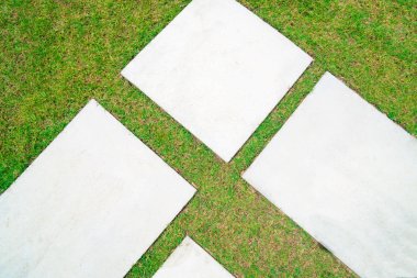 boş beton resepsiyon ve yeşil çim arka plan. Metin ve resim için boş alan.