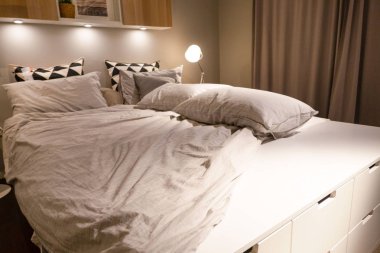 closeup Modern yatak, şık yatak odası iç tasarım .