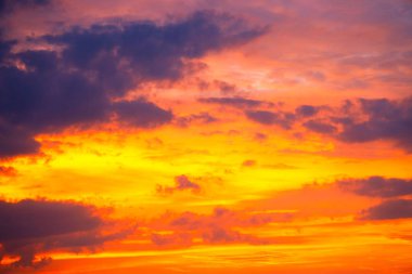 renkli gökyüzü alacakaranlık gökyüzü günbatımı cloudsfor arka plan ile sonra .