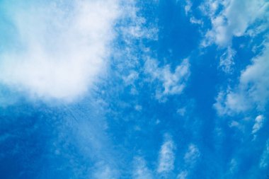 Güzel mavi gökyüzü arka plan için arka plan beyaz bulutlar ile.