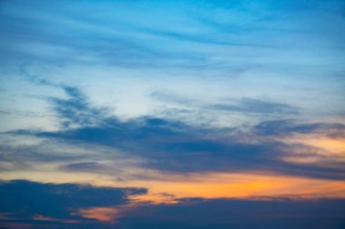   renkli gökyüzü alacakaranlık gökyüzü günbatımı cloudsfor arka plan ile sonra .