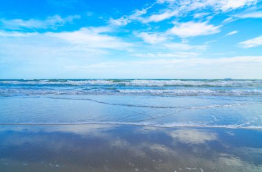 Güzel tropikal plaj mavi deniz mavi gökyüzü. Yaz tatili .