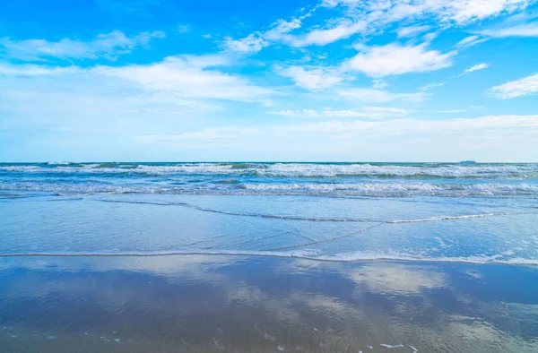 Bela Praia Tropical Azul Mar Azul Céu Férias — Fotografia de Stock