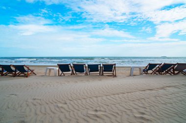     Güzel tropikal plaj mavi deniz mavi gökyüzü ve beyaz kum plaj sandalye ile. Yaz tatili .