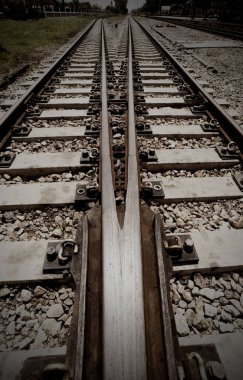 Boş eski demiryolu trackat kırsal. açık peyzaj .