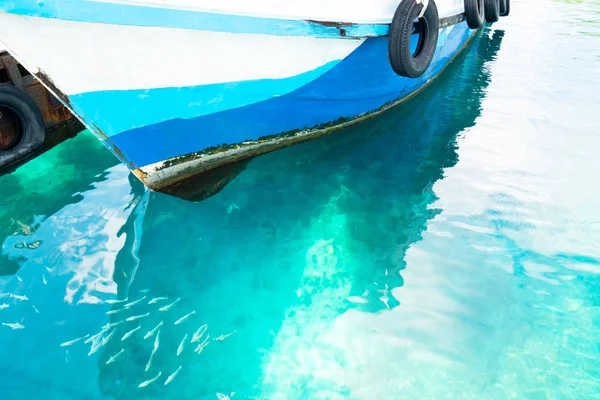 Barco Pesca Estacionado Muelle Hermoso Mar Azul Peces Mar —  Fotos de Stock