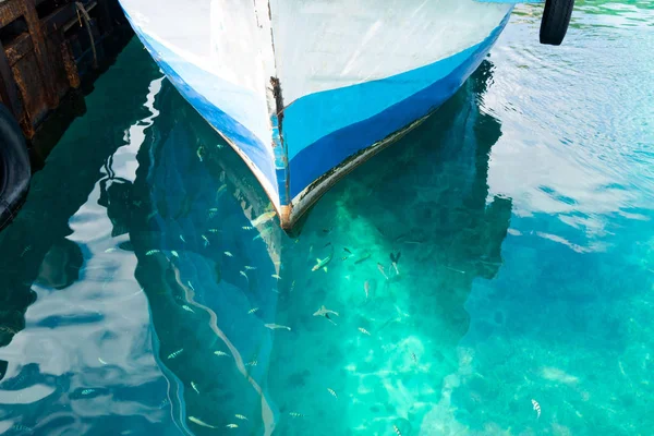 Αλιευτικό Σκάφος Σταθμευμένα Προβλήτα Στην Όμορφη Μπλε Θάλασσα Και Ψάρια — Φωτογραφία Αρχείου