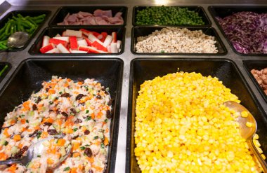 Sağlık için süpermarkette kutusunda çeşitli taze sebze ile portre taze salata barı .