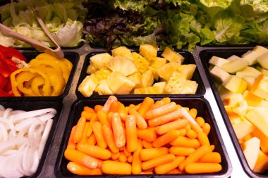 Sağlık için süpermarkette kutusunda çeşitli taze sebze ile portre taze salata barı .