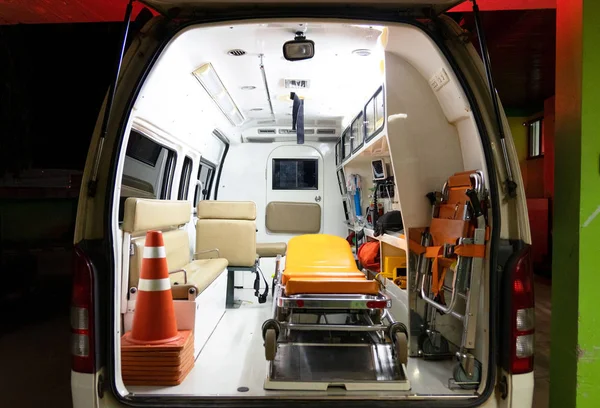 Dentro Uma Ambulância Com Equipamento Médico Carro Para Paciente Consultar — Fotografia de Stock