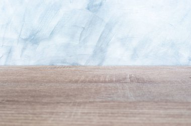 boş ahşap masa ve duvar gri arka plan. Metin ve resim için boş alan.