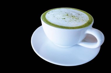 Sıcak yeşil çay matcha latte beyaz Kupası, siyah arka plan üzerine izole Süt İçecek .
