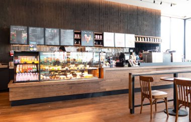 Chachoengsao, Thailand 14 Nisan 2018: Starbucks salonu içinde dünyanın dört bir yanından 62 ülkede 21,891 mağazaları Starbucks bulunuyor. Şirket tabela Starbucks kahve.