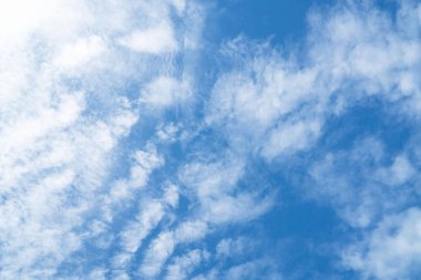 Güzel mavi gökyüzü arka plan için arka plan beyaz bulutlar ile.