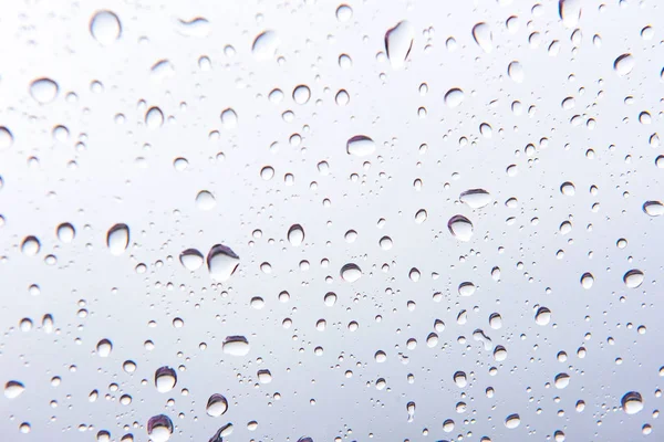 Su damlaları, beyaz arka plan üzerinde yağmur damlacıkları .