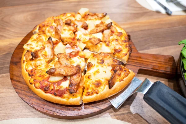 Closeup Verse Italiaanse Pizzaon Houten Dienblad Houten Tafel Traditionele Pizza — Stockfoto