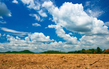 güzel kırsal dağlar ve zemin, bulut ve mavi gökyüzü arka plan manzara . 