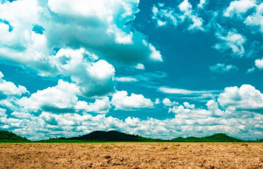 güzel kırsal dağlar ve zemin, bulut ve mavi gökyüzü arka plan manzara . 