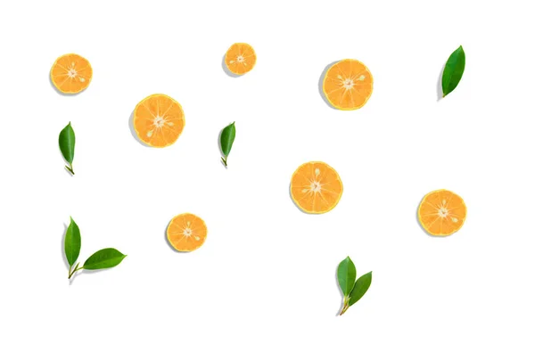 Widok Góry Kawałek Owoc Pomarańczowy Zielony Liść Białym Tle — Zdjęcie stockowe