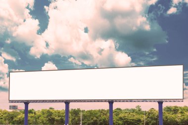 Beyaz Pano boş tuval mockup açık hava reklam afiş veya gün zaman ve bulut ve mavi gökyüzü arka plan, boş Pano için .
