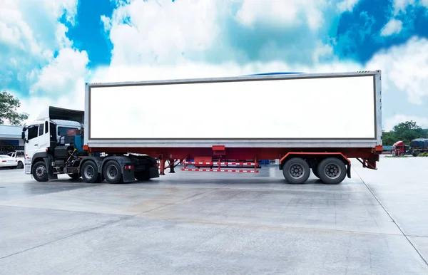 Konteyner kamyon Lojistik Kargo kamyon yol .empty beyaz Pano. Metin ve resim için boş alan.