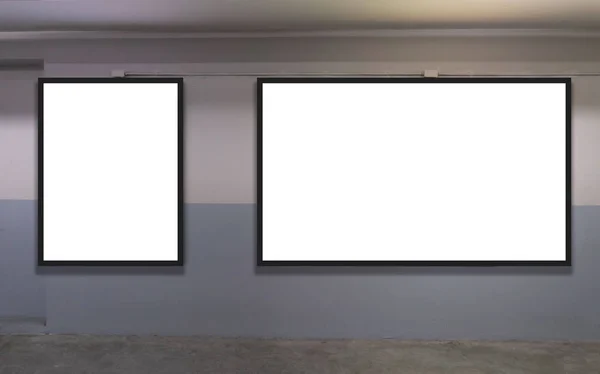 室内停车场和空白色广告牌 文本和图像的空白空间 — 图库照片